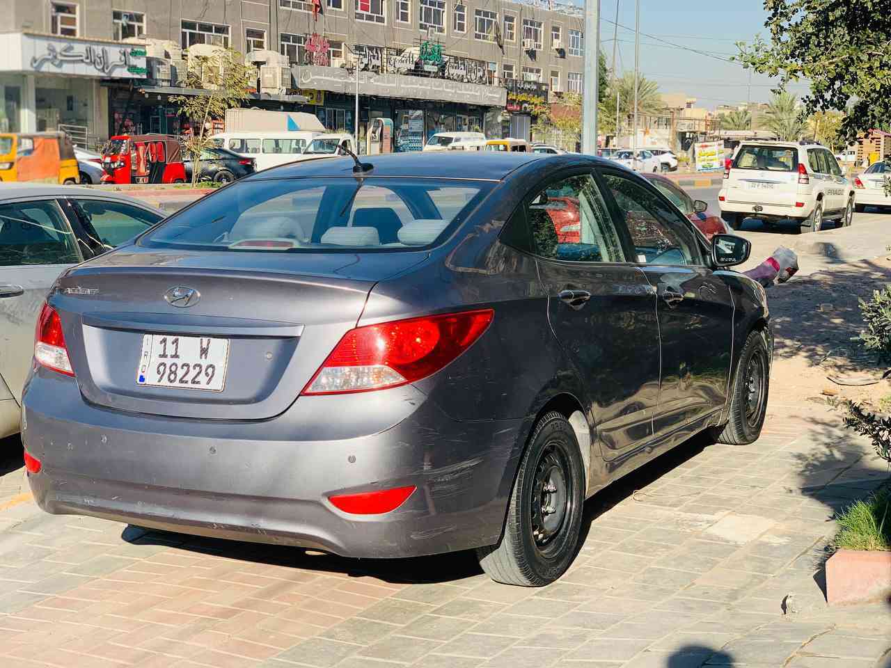 السلام عليكم 
اخوان اكسنت 2014 للبيع .
بيها بنيد وجاملغ خلفي صبغ .
وارد كندي . 
تحكم جهتين . كشنات تدفئة 
بسمي . رقم انكليزي الجديد 
عنوانها . حي سومر البنوك شارع المدارس .
سعرها . 85 وبيها مجال .
الرقم . ***********.
***********
