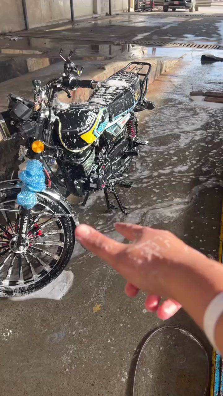 دراجـــه ايراني 2025
الدراجه زيرو وجديده 
الچيس بعده بحاله الوكاله 
مكينه زنجيل CBF 
جديده كلش وكله دهن استعمل امزويل
بعده زيرو الدراجه تسوه اكثر نضيفه كلش 
مكينه بلادي زيرو 
ماشي بيها قليل لزكات الوكاله بيهم 
السعر مليون و25 بيه مجال بسيط
اذا ماتشتري لاتعلق تكول شدعوه ليــَـن بـعد ماكو دراجات وضاغطه وزنجيل بل اخص ***********
