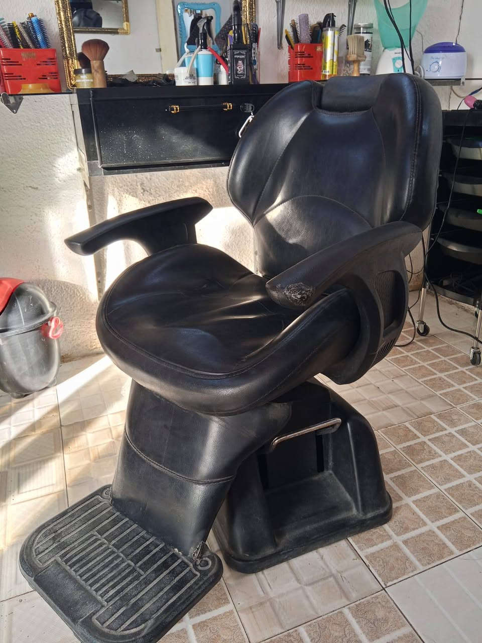 غراض محل حلاقه للبيع مرايا عدد 2+ كرسي شيروكي الاصلي + سبلت طن ونص توسوت+ مجر متحرك  جميع التفاصيل المذكوره بالصور السعر الاتصال على هذا الرقم ***********
