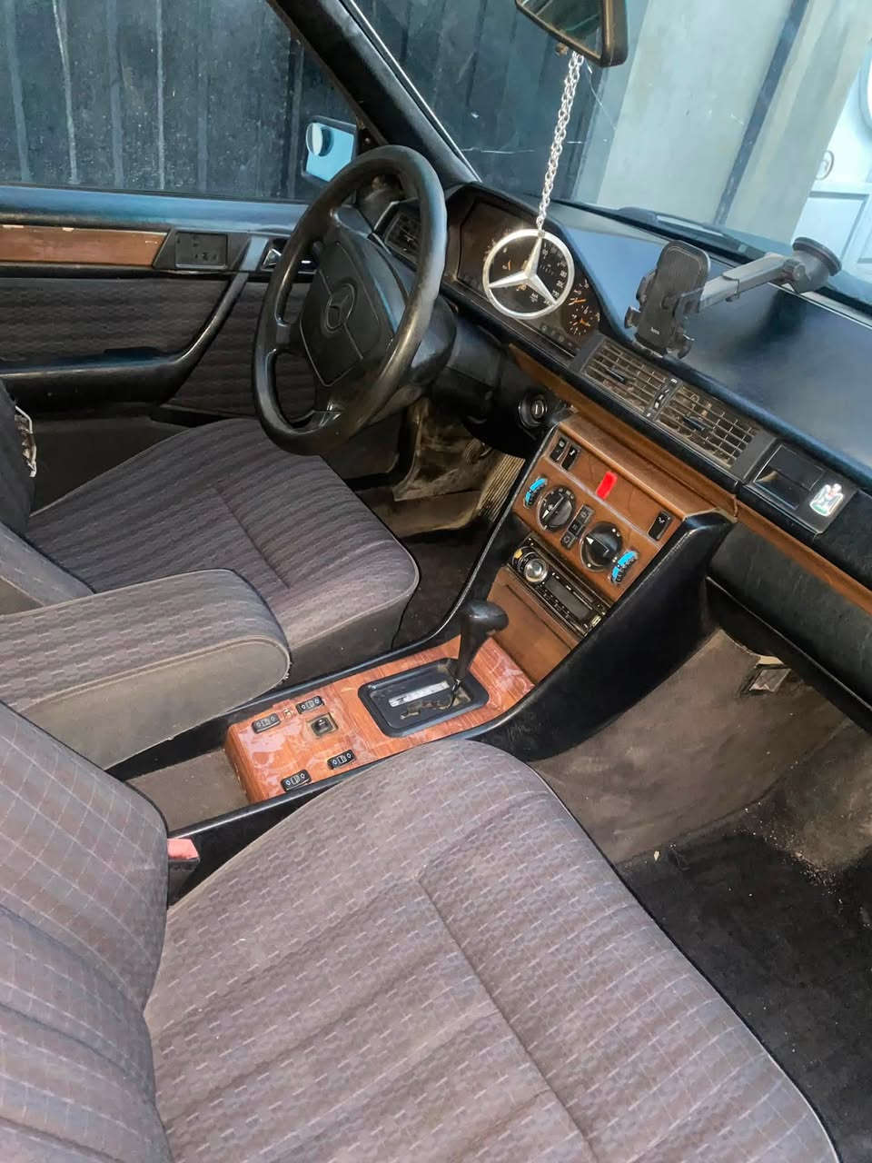 السلام عليكم
مرسيدس E300 موديل 1992 

السياره مواصفاتها فول مواصفات عده الفتحه السياره مكفوله من كلشي وكلشي بيها جديد و الكير والمحرك بلادي وجديدات  التبريد شغال السياره مصبوغه للجماليه فقط وعندي تصوري قبل الصبغ 

مكاني بغداد 
سعرها 67$ وبيها مجال 
الرقم 

***********
