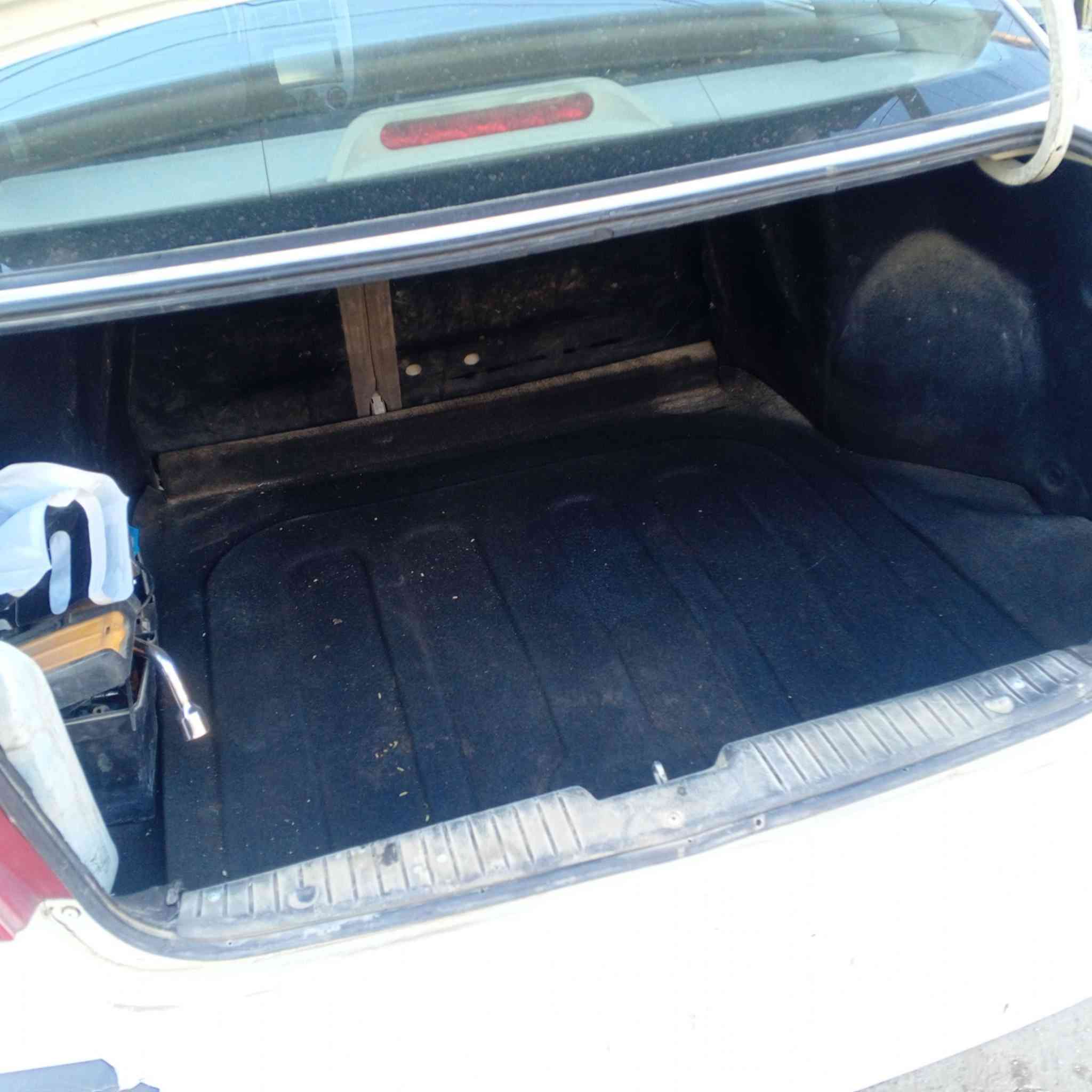 السلام عليكم سياره ابوبتره للبيع خصوصي سياره محرك وكير بلادي خير من الله اي نقص مابيه كامله مكمله تحويل ثاني يوم تخم تاير حديد ويل كب السياره كرهبائيات كامله كلشي شغال  بيه دوشمه كاعيه كشنات نضاف السياره مصبوغه حزام بدون ضربه قويه وبدون دواخل صدر امامي خلفي جديد مكاني بغداد الدوره وهذه رقمي***********
