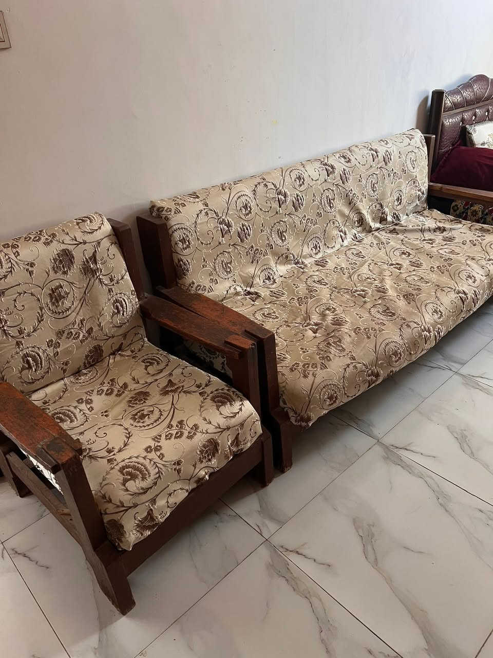 قيم واخذ تخم خشب ثكيل من القديم عشر نفرات 
تلث قنفات كبار وكراسي ثنين 
ومعرض


**إذا كنت صاحب هذا الإعلان وتريد حذفه لأي سبب، رجاءا أرسل رسالة إلى الدعم الفني**
