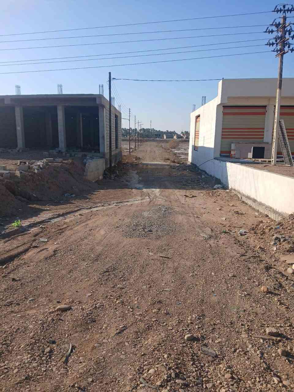 يوجد قطع اراضي سند 25
ماء كهرباء تبليط /تقسيم حسب الطلب /***********
