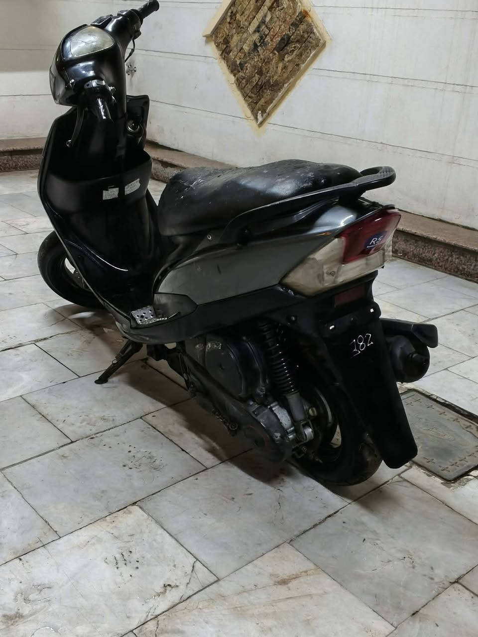 السلام عليكم دراجه ماكس عدله للبيع بوشه 55المشيفه شلعه ومعدل مكاني فلكه حي النصر بغداد السعر 425وبيهة مجال الاتصال ***********
