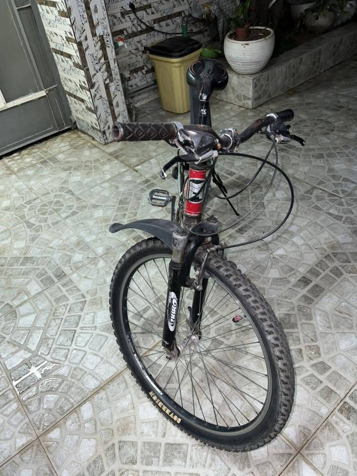 السلام عليكم
بايسكل من نوع HARO شركة (MTB) 
حجم 28 . 
هيكل من نوع الالمنيوم الخفيف والسريع 
ومزود بمساعد امامي (تعليق امامي) 
التاير معروف من نوع Series تاير عريض مناسب للتنقل اليومي والطرق الترابيه . 

السعر 110 وبي مجال للطيبين . 
للاتصال *********** .
