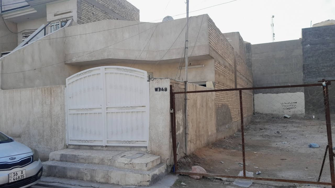 سلام عليكم ورحمة الله وبركاتة 
دار للبيع مساحة 108م  الواجهة 6 .. ونزال 18 .. يحتوي على  صالة ومطبخ وحولي حمام وغرفة..وغرفة ثانية فوق مع بيتونة كبيرة.. البيت في منطقة السيدية قريب على شارعين.. سريع دورة ..وشارع مخرج السيدية.. قرب مجمع السفير.. يوجد صور للبيت مع صورة موقع البيت بالكوكل... سعر البيت  360 مليون قابل للتفاوض.. وتعامل مع صاحب الدار لا مع مكتب دلالية..
رقم صاحب الدار  .. ***********
