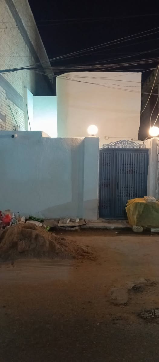 للبيع دار ١٠٠م في حي الوفاء نظيف وفارغ بيه غرفتين وصاله واستقبال للاستفسار *********** قريب لشارع الجامعه منطقه ٣٨
