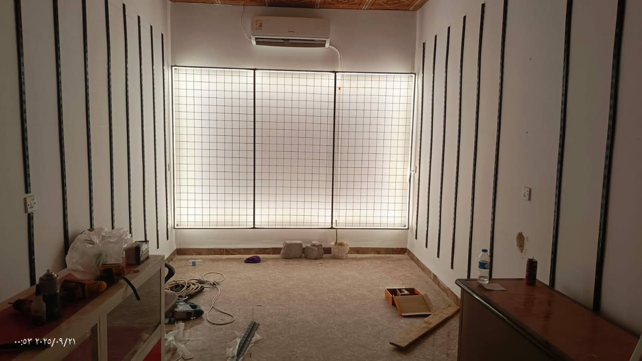 السلام عليكم للبيع شبجة ترهم ديكور المحل ملابس او محل احذية وكل المحلات تعلك بيها كلشي وبيها اناره لد اصلي 10 امتار والشبجة حجمها عرض3متر وارتفاع 2متر ولوحة اعلانية قياس متر × مترين كامله مكمله بس تشلع البوستر وتطبع جديد وتشد وبيها 4 شمعات للبيع ***********
