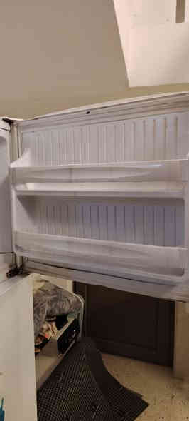 ثلاجه وميز بلازما نضيفات السعر ١٥٠ اثنينهن مكاني ورديه خارج مقابل مستشفى الكفيل *********** خاص متوفر
