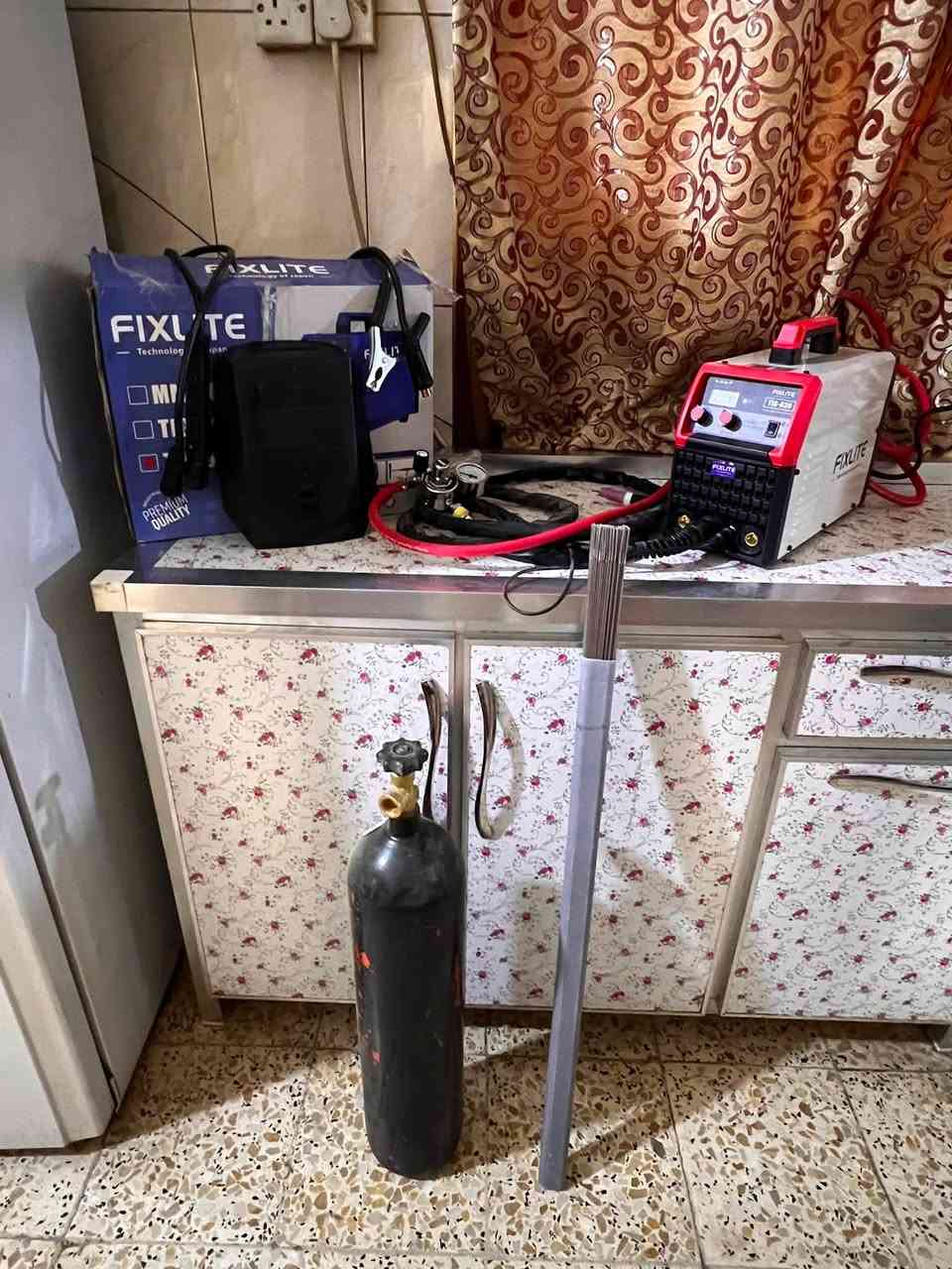 سلام عليكم
مكينه لحكيم اركون للبيع 
مع بطل اركون مع شيش ٢.٤ملم ٥ كيلو مع كامل المحلقات المكينه مستعيله ساعتين جديده بعدها 
الهاتف : ***********
العنوان : المشتل شارع الزيدي 
السعر : ٤٠٠ الف
