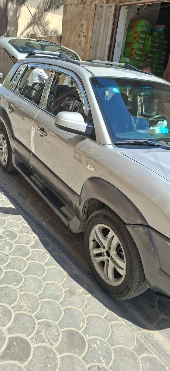 توسان 2009 رقم بغداد
سياره مكفوله من صبغ فقط بارد 
كير محرك خير من الله 
بطاريه جديد 
منظومه تبريد جديده كامله مكمله 
سنويه جديده 
تخم تاير جديد 
سعرها 110$ 
مكانها كربلاء المقدسة 
رقم الهاتف ***********
