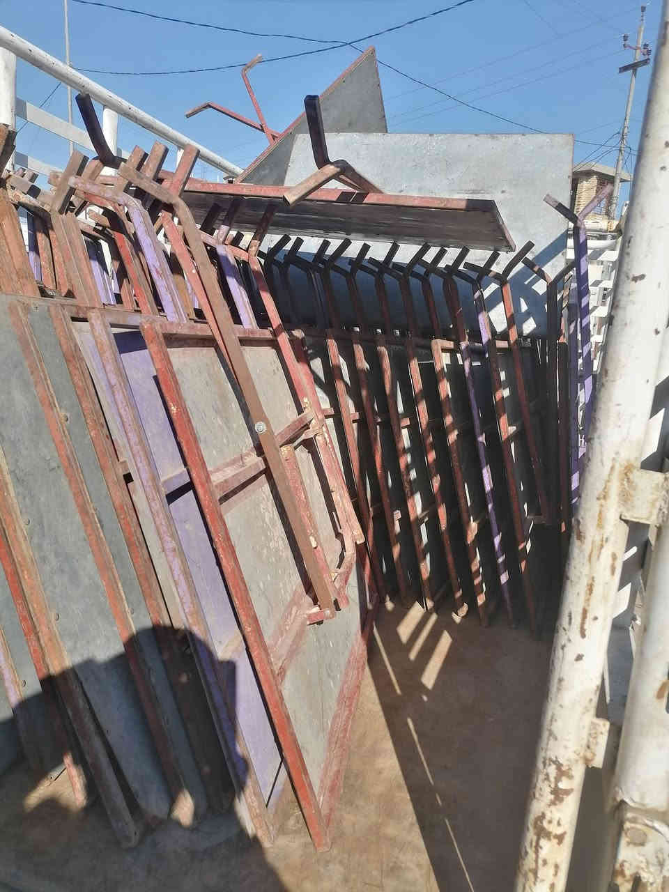 ميز حديد مقلون نظيف العدد ٧٠ بغداد ***********
