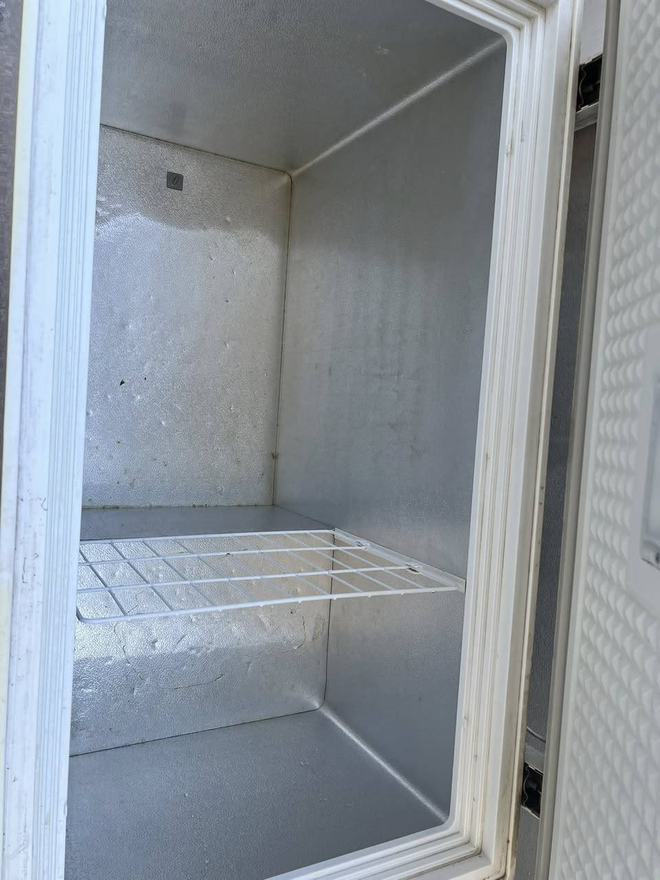 السلام عليكم مجمدة عاطله للبيع حجم 14 قدم ماطور ضعيف والشبكة مسدوده السعر  100 الف ***********
