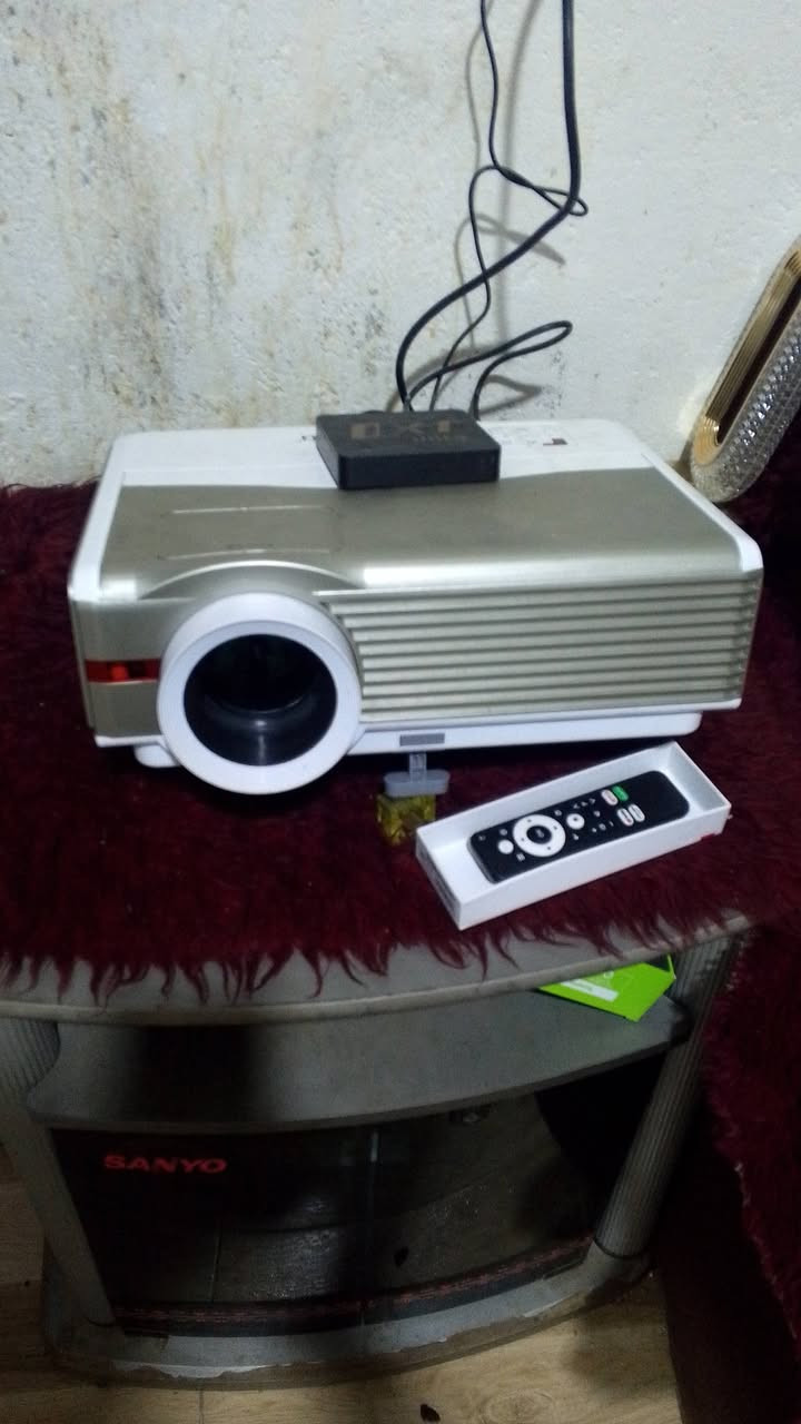 السلام عليكم
​عندي سينما للبيع (نوع ياباني)، نظيفة وحلوة وتجي تشوفها وتفحصها بعينك.
​✅ تشتغل على النت (يوتيوب وسينمانا).
✅ تشتغل على الموبايل (تقدر تربط موبايلك عليها).
​📍 العنوان: البصرة - الجزيرة.
💰 السعر: 300,000
 استفسار يرجى الاتصال على هذا الرقم:
***********
