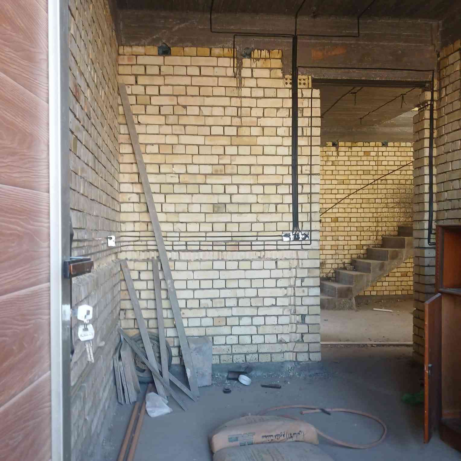 سلام عليكم دار للبيع طابقين مساحة١٢٨م واجهة٧ونص نزال ١٧م طابو زراعي سند٢٥اقرار محكمه بناء طابوق حديث اساس رفت يتكون من استقبال+مطبخ وصالةوغرف نوم ٣وحمام مشترك عدد ٢وحمام سويت خدمات كاملة مي كهرباء سحب تبليط العنوان جسر ديالى الجديد منطقة الكرغوليه مقابل البانزين خانه الاستفسار رقم الهاتف***********
