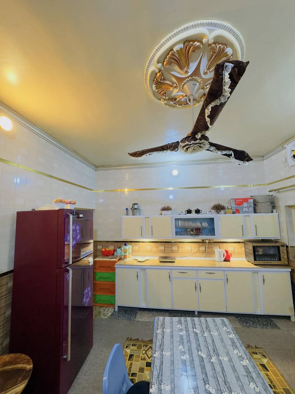 البيت يحتوي استقبال وهول جبير و مطبخ حار وبارد و 3 غرف نوم و 3 حمامات. وكراج خارجي للسيارة وحديقة. للستفسار الأتصال على الأرقام ***********. ابو سجى البياتي 
‭٠٧٨٥ ١٤٢ ٨١٩٩‬  ابو سجاد البياتي
