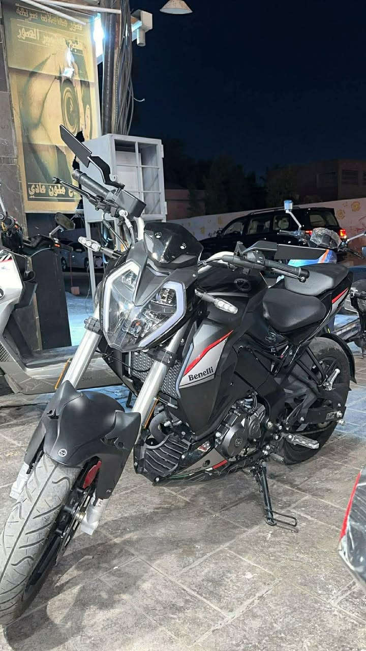 السلام عليكم
بنلي 180 S للبيع 
موديل ٢٠٢٤
ماشية ١٦٠٠ كيلو
الدراجة جديدة اخت الزيرو 
السعر ٣ ملايين وربع وبيها مجال بسيط 
***********
