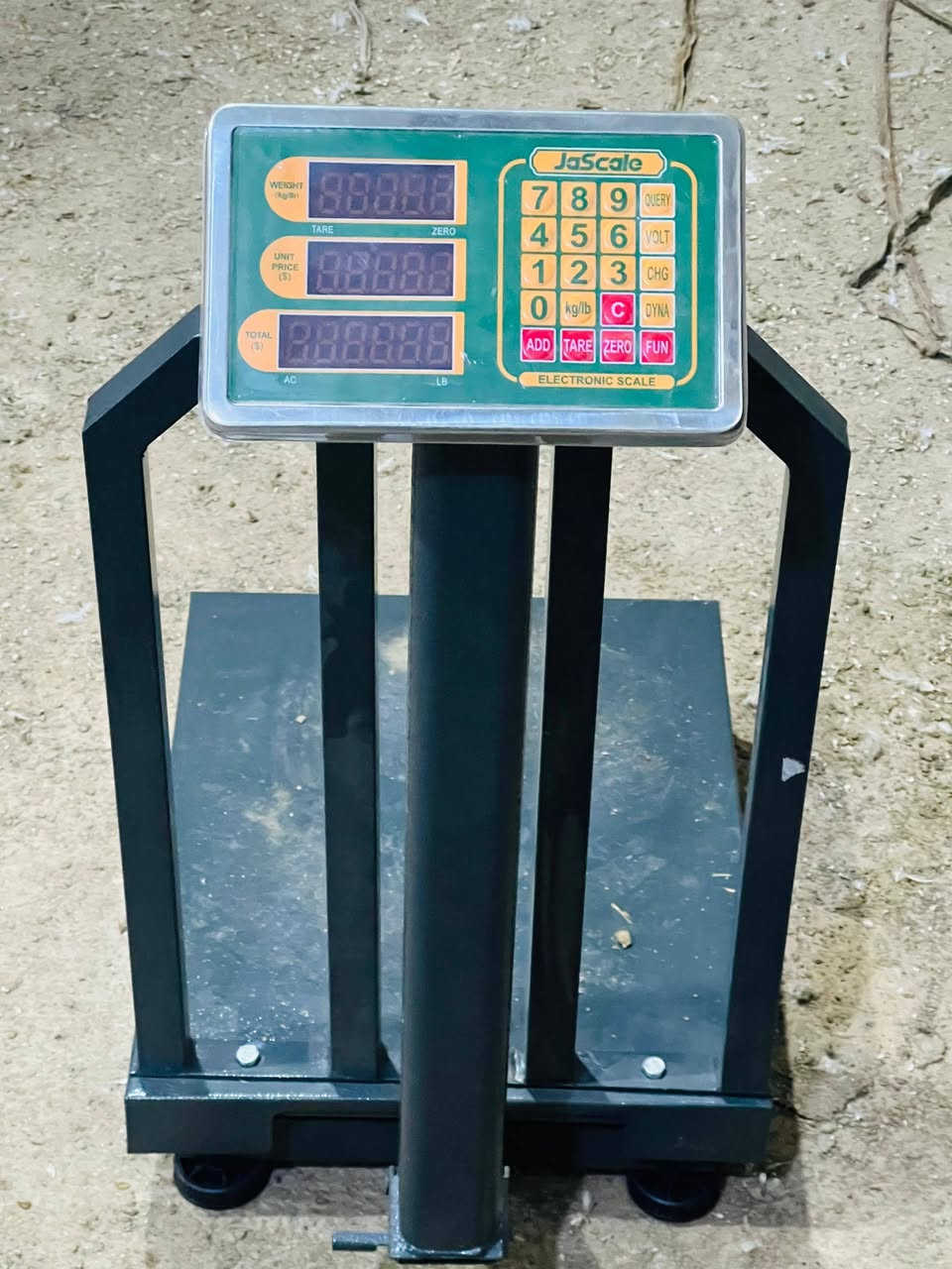 السلام عليكم يوجد ميزان للبيع جديد بلباكيت ما مستخدم ابو 300كيلو  العندو ميزان ابو الطن نتراوس وياه ***********
