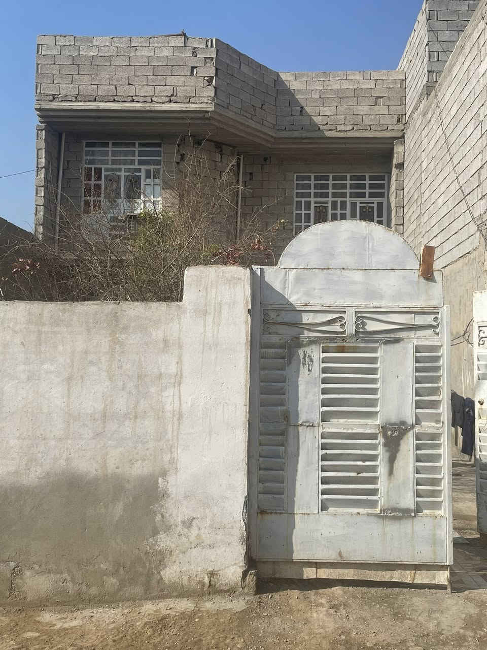 السلام عليكم اخواني البيت للبيع المكان  ديالى بعقوبة كاطون الرازي قرب محلات شعلان  مساحة البيت198متر طابو صرف رقم للستفسار ***********
