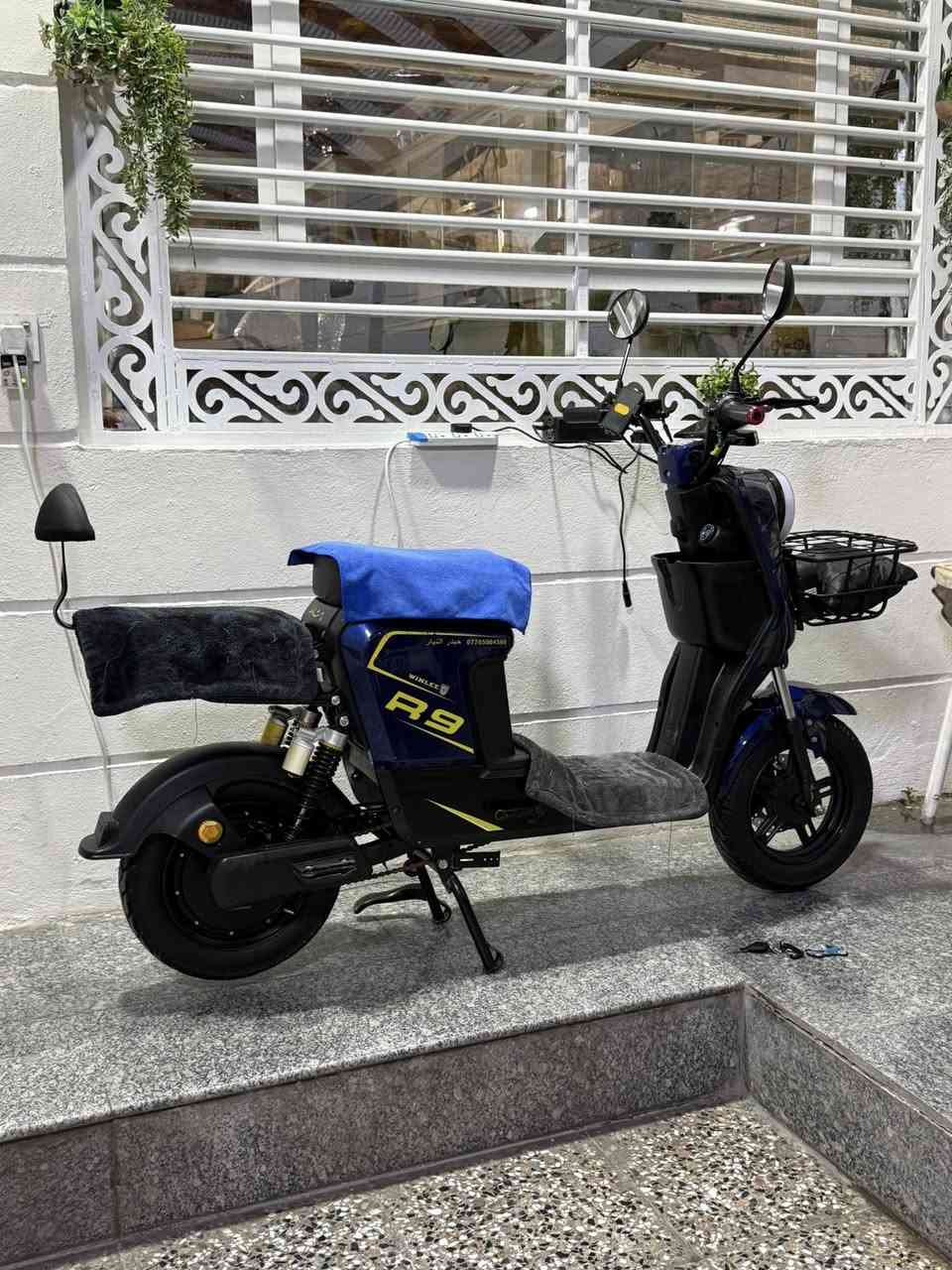 السلام عليكم دراجه من نوع R9 لون حبري ملف 1200 W بطاريات صغير ابو الولد 5 2025 الدراجه بيها ملاحظات بسيطه جدا  سرعه 109 حقيقي 70 وملحقاته كامله وياها هديه للشراي السعر 460 وبي مجال للتواصل الرقم *********** بي واتساب
