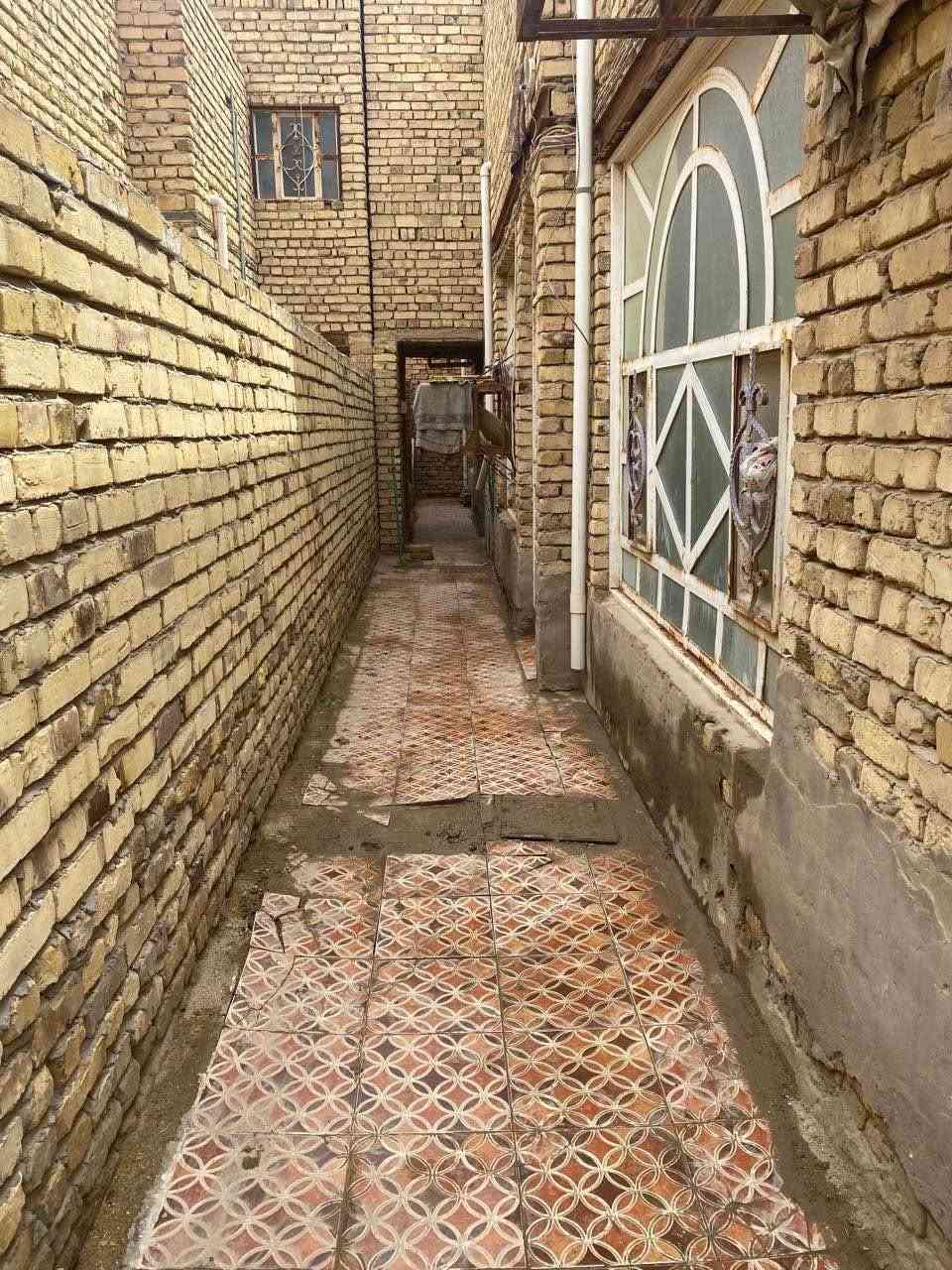 🏠 دار سكنية للبيع في الديوانية 🏠

الموقع: حي الزهراء - خلف المعهد التقني - فرع أبو عبد الله الكناني.

📍 التفاصيل العامة للدار:
• المساحة الكلية: 120 متر مربع.
• نوع الطابو: ملك صـرف (سند طابو صرف).
• حالة البناء: بناء طابوق، والبيت جاهز للسكن (التفاصيل كاملة واضحة بالصور المرفقة للممر، الاستقبال، المطبخ، والخدمات).

💰 السعر:
• السعر: خـــاص (توجد مراعاة بالسعر وبيه مجال للشراي).

📞 للاستفسار والتواصل:
• رقم الهاتف (واتساب فقط): ***********
• أو المراسلة مباشرة عبر الخاص.

(يرجى التواصل للجادين في الشراء فقط، والمعاينة متوفرة بالتنسيق المسبق) ديوانية, القادسية
