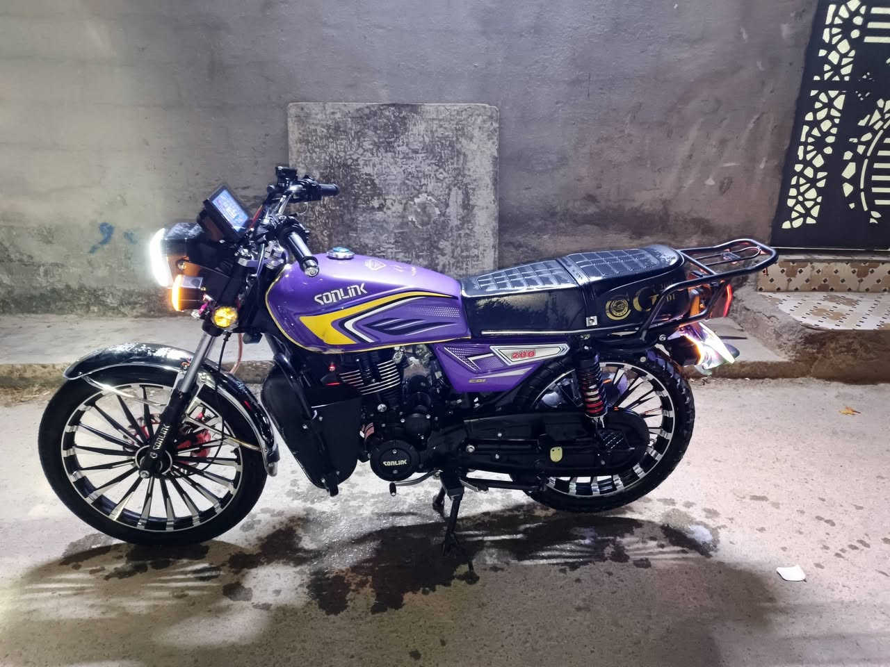 سلام عليكم دراجة سونك سيفان موديل 2025 دراجه مشتريه من المعرض رمبه وتاريخه بل منفيس وبل مكاتبه ساله 3اشهر من ماخذه دراجه بل جيس كلشي بيه جديد وما بيه اي خلل رمبه جيب فيتر وفحص من طول لطول سعر 900وبيه مجال /العنوان بغداد مدينة الصدر رقم الهاتف /***********/واتساب
