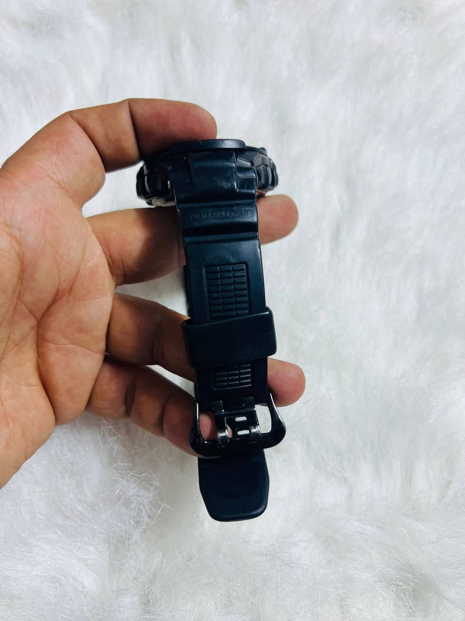 السلام عليكم 
ساعه كاسيو  Casio G-Shock نضافتها فول 
السعر 100 ألف
قطر الساعه 50 
نظام الطاقة: تعمل بالطاقة الشمسية (Tough Solar)، مما يلغي الحاجة لتغيير البطارية بشكل متكرر.
ضبط الوقت: تدعم خاصية Multi-Band 6 لضبط الوقت تلقائياً عبر موجات الراديو في مناطق معينة حول العالم.
المتانة: مقاومة للصدمات (Shock Resist) ومقاومة للماء حتى عمق 200 متر.
العرض: عرض تماثلي (عقارب) بالكامل مع ميناء أسود وأرقام عربية كبيرة عند الساعات 12 و3 و6 لتسهيل القراءة.
الوظائف الإضافية: تشمل التوقيت العالمي، وتقويم تلقائي، وساعة إيقاف، ومنبه. 
تعتبر هذه الساعة من الموديلات النادرة نسبياً في بعض الأسواق، وتتميز بهيكل وسوار من الراتنج الأسود المتين. 
يوجد توصيل


**إذا كنت صاحب هذا الإعلان وتريد حذفه لأي سبب، رجاءا أرسل رسالة إلى الدعم الفني**