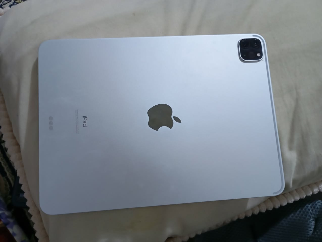 ايباد برو M2 120 فريم بي بس بياض زغير من جوه مماثر بشي وكلشي طبيعي مراوس بايفون 14او13 نضيف ***********
