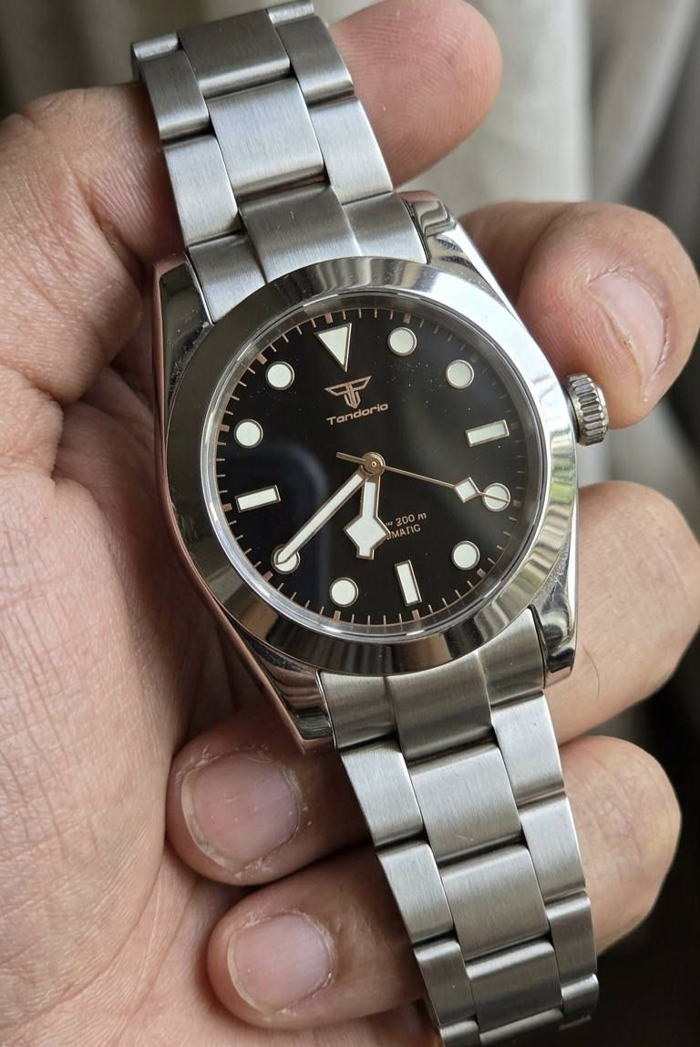 Tandorio Heritage Diver – الفخامة الكلاسيكية بأداء ياباني موثوق
🔴المحرك (Movement): قلب ياباني نابض من نوع Seiko NH35A التلقائي (Automatic). يتميز بـ 24 حجرًا وسرعة دقة عالية، مع خاصية "Hacking" لضبط الوقت بالثانية.
🔴الهيكل (Case): مصنوع من الفولاذ المقاوم للصدأ Solid 316L Stainless Steel المصقول بعناية، مما يضمن مقاومة فائقة للتآكل والخدوش.
🔴الزجاج (Crystal): زجاج ياقوتي (Sapphire Crystal) مقاوم للخدش مع طبقة طلاء مضادة للانعكاس لضمان وضوح الرؤية في كافة الظروف.
🔴المينا والعقارب: مينا أسود مطفي (Matte Black) مع عقارب "Snowflake" الشهيرة وتطعيمات مضيئة (Luminous) توفر رؤية ليلية واضحة جداً.
🔴مقاومة الماء: تصل إلى 200 متر (20 ATM) مع تاج (Crown) بنظام اللولب (Screw-down) لضمان عزل تام أثناء السباحة أو الغوص.
🔴السوار: سوار من الفولاذ المقاوم للصدأ بتصميم رياضي متين مع مشبك أمان محكم.
كاملة الملحقات والمرفقات

السعر :120 الف 
للحجز والاستفسار يرجى مراسلة الصفحة


**إذا كنت صاحب هذا الإعلان وتريد حذفه لأي سبب، رجاءا أرسل رسالة إلى الدعم الفني**