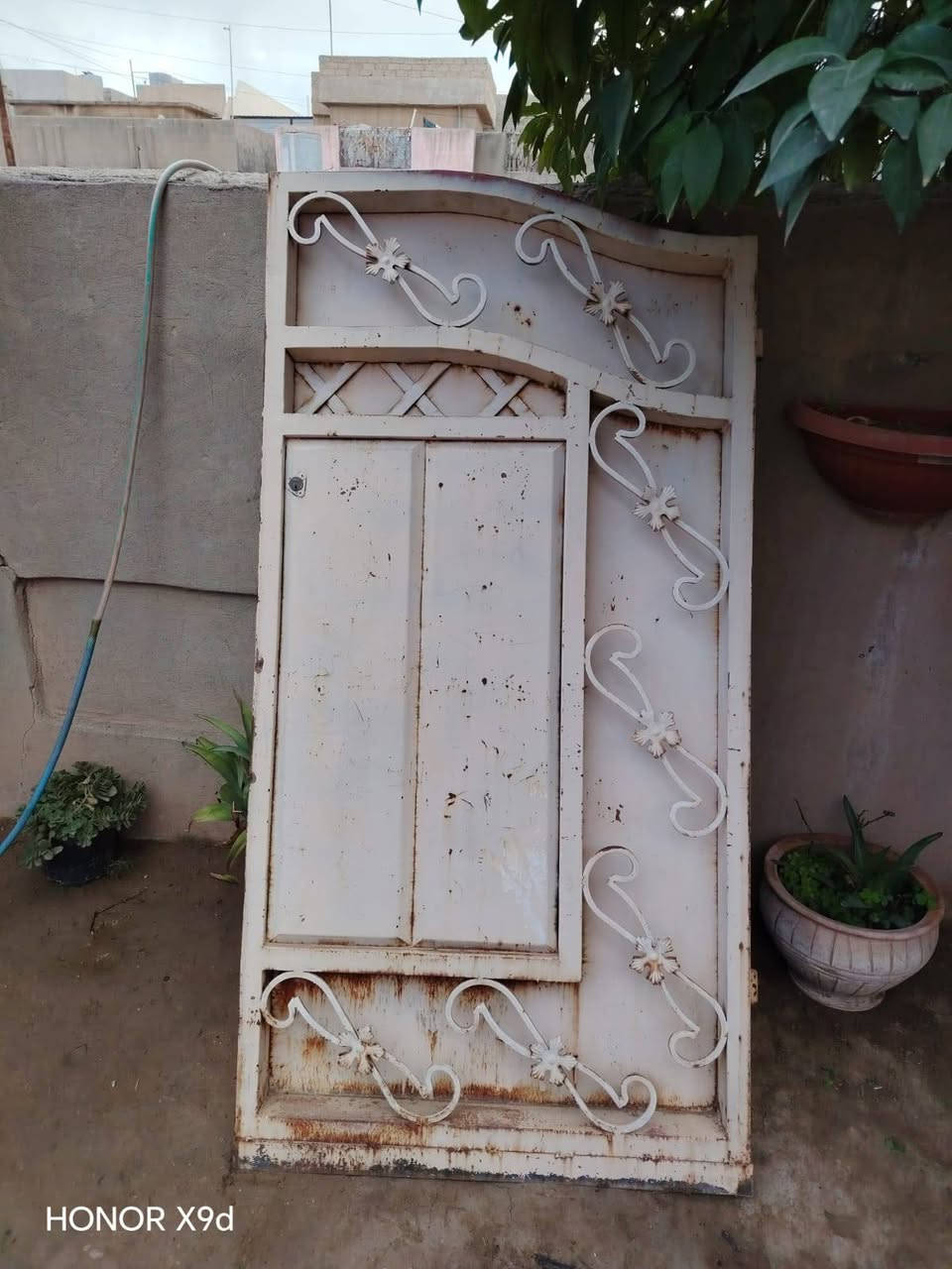 باب حوش للبيع نظيف كلش ما بيه اي خياس فقط عايزة صبغ
الارتفاع مترين
والطول ٣ متر ونص
*********** كركوك, العراق
