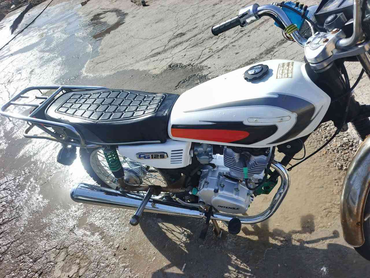 دراجه للبيع موديل ،2022 معمره  ،2024. محرك انتنس  الدراجه نضيفه جدآ. المحرك. مكفول.   الدراجه مكفوله برغي ما مفتوح بيه.  اوراق اصوليه.  مداور ثاني يوم  السعر 900 وبيه مجال الشراي.   الاستفسار. رقم ***********
