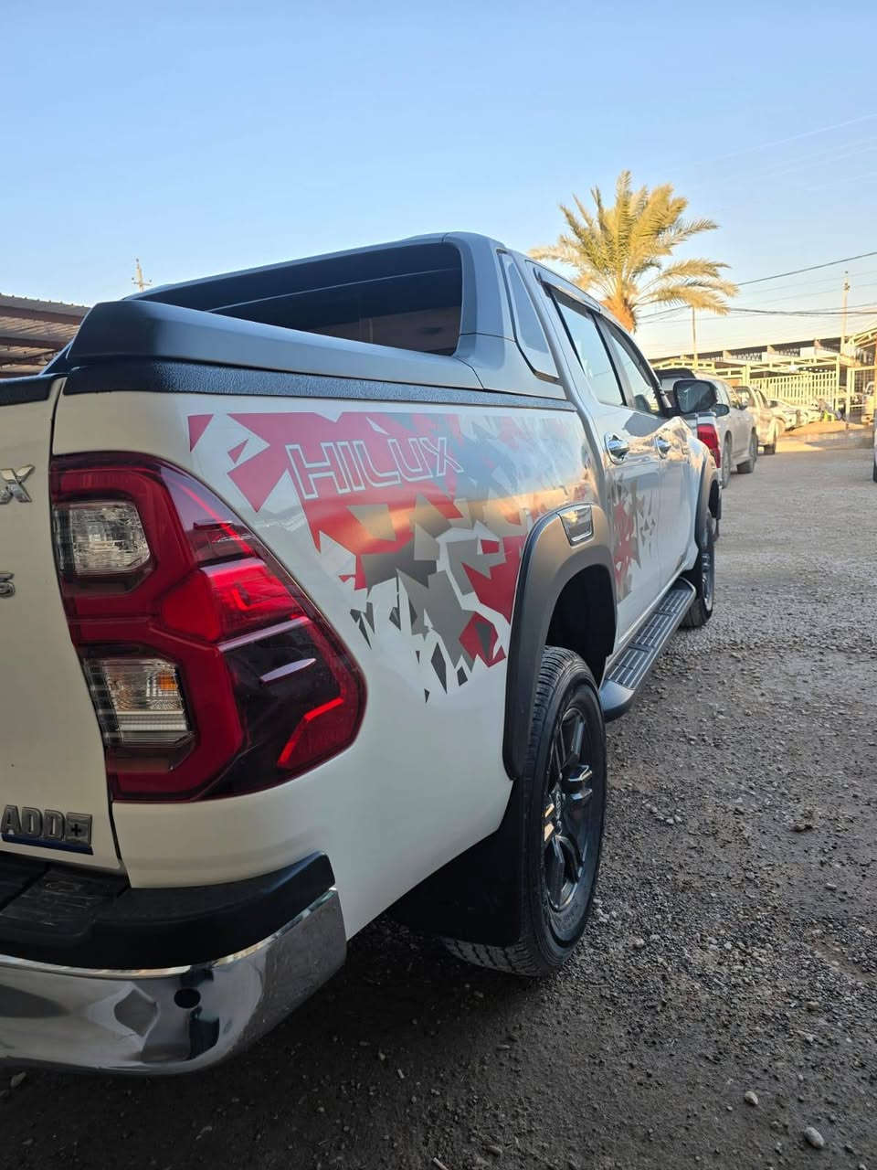 السلام عليكم تويوتا هايلوكس للبيع موديل 2022 السياره كفاله عامه بيها باب مرخه سياره  جديده لون ابيض اي استفسار عن الرقم ***********
