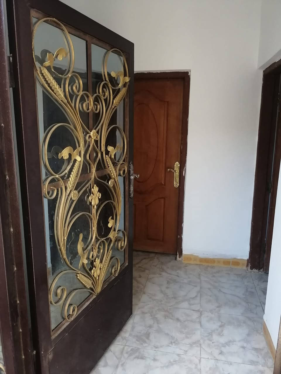 بيت طابو صرف حي المطار على شارع رئيسي يبعد عن الشارع العام ١٠٠ متر تبليط مجاري متكون من خمس غرف نوم طابقين +استقبال هول صاله صحيحات طابق ارضي طابق ثاني بيت كامل مواصفات عدا غرف الطابق الثاني بدون سيراميك البيت دبل فاليوم السعر خاص رقم واتساب ***********
