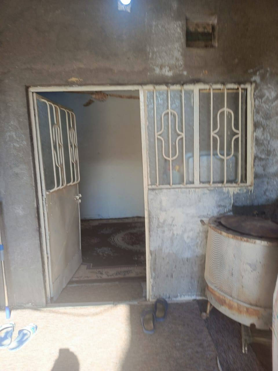 السلام عليكم دار للبيع الموقع كربلاء شارع الامن الداخلي بل بدايه وره شارع العام اب فرع مدارس وسوك قريبه عليك مجاري تبليط كهرباء كله متوفر مساحت البيت 200مبيوع منه 39متر يعني يبه 161متر يعني ما يعتبر خلفي واجهيته4امتار بي غرفتين 5/4 استقبال 7/4 صاله جبيره مطبخ 4/4 صحيات خارجيه وداخليه البيت معروض اب 100مليون اي ستفسار رقم الهاتف ***********
