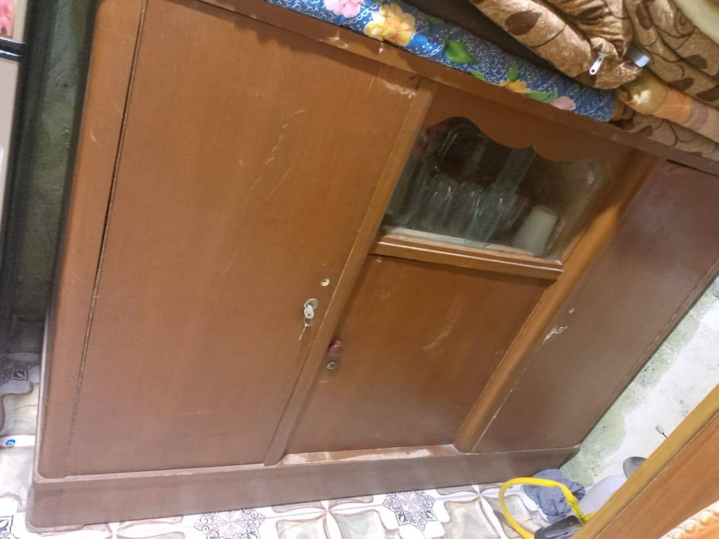 السلام عليكم اخوان غرفه اخشاب للبيع وبالاضافه بوفيه تسكام مثل ما اموضح بالصوره والجربايه فقط التخته من غير التاج السعر كلش رخيص 400 وبيها مجال للشراي بيه خير ويدلل رقم الهاتف *********** مامتواجد على الفيس اخوان
