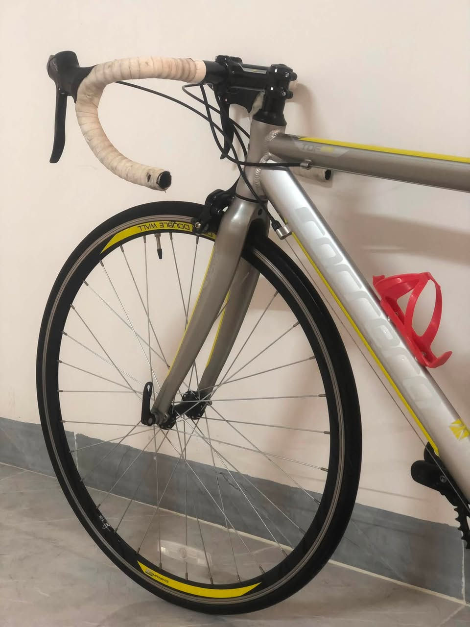 للبيع دراجة سباق 🚴 
فريم المنيوم ماشه كاربون 
سستم تورني 2x7
لاعابات تورني 
فريم 48
دراجه حلوه ونضيفه 
ضررها بس مكانتين اثر شخوط
نضافه فول تايرات جدد 
مكاني موصل يوجد توصيل لجميع المحافظات 
سعرها ٣٠٠ وبيها مجال 
للاتصال ***********
