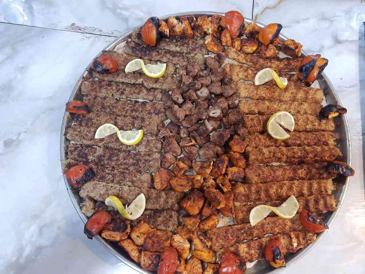 السلام عليكم 
من مطعم ومشويات النور في حي الجهاد مقابل جامع النور مجاور صيدليه ربيع القلوب احلا المشاوي وأرقى العروض 
ليس لدينا فرع آخر.  توصيل كافه مناطق بغداد
***********
***********
***********
