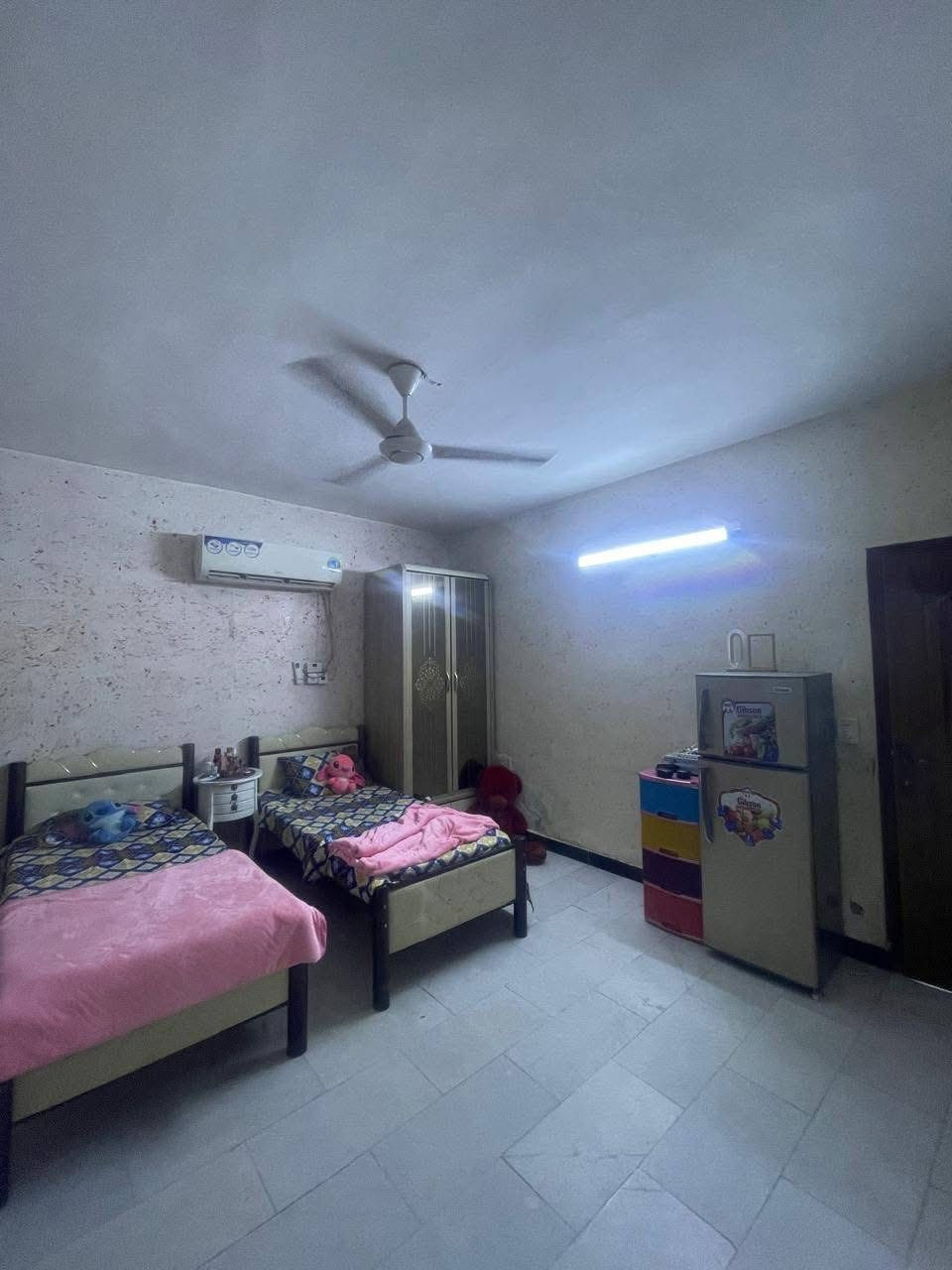 سلام عليكم بيت للبيع 200 متر منطقة الشرطة الرابعة قرب مجمع رزان طابو صرف
كراج مساحه كبيره

طابق الارضي مطبخ وصالة وحولي وغرفتين نوم

الطابق الاول غرفتين وحولي وصحيات

سطح اول وسطح ثاني مخزن كبير للاستفسار

الاتصال او واتساب ***********
