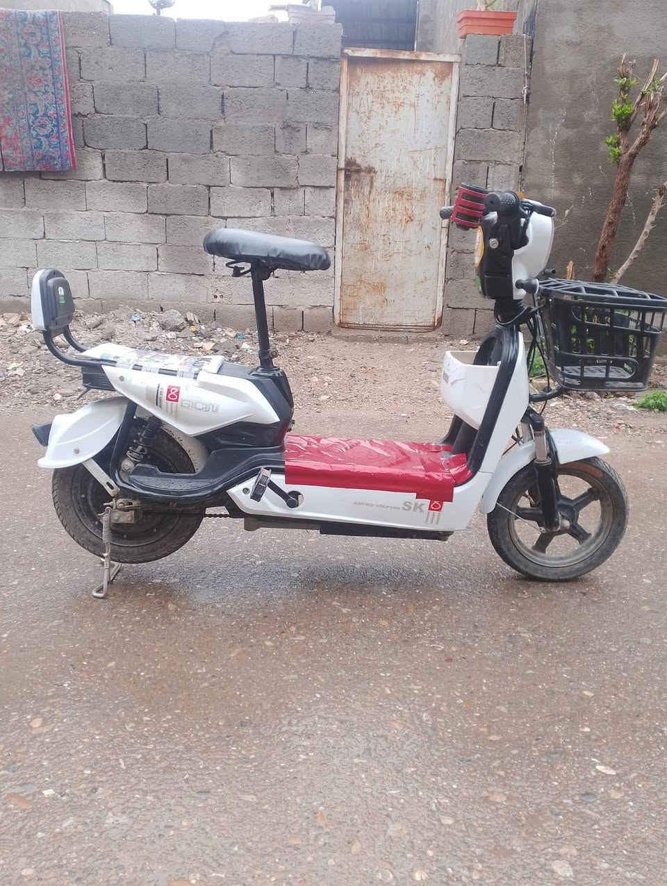 دراجه شحن للبيع حجم الدراجه ١٤ 
دراجه نظيفه السعر (٢٥٠) بيه مجال
***********
عنوان جسر ديالى شارع التويثه
