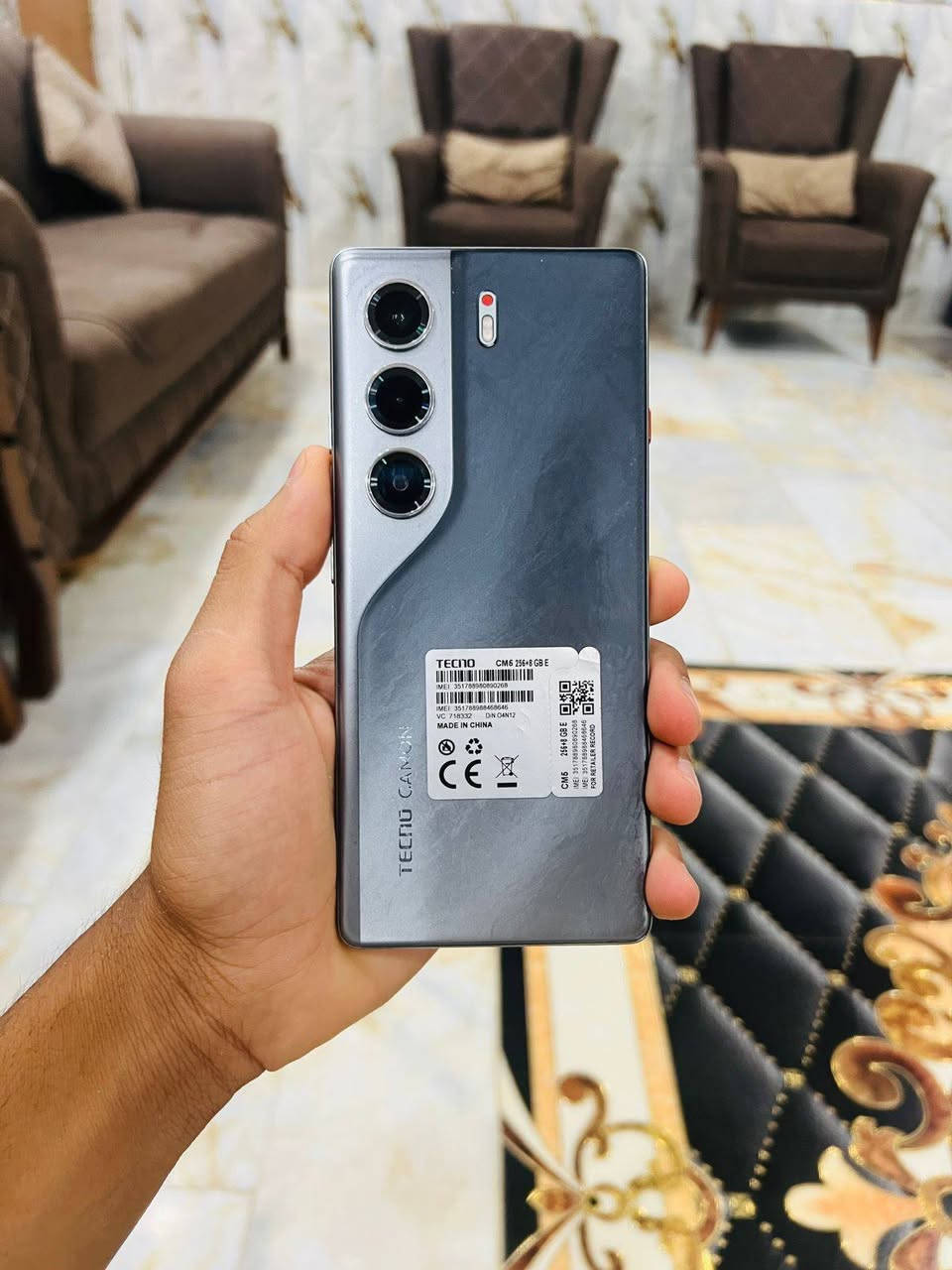 للبيع موبايل Tecno Camon 40 Pro 5G النسخة الأصلية بذاكرة 256 جيجا، الجهاز بحالة الوكالة ونظيف جداً جداً واستخدام بسيط، يتميز بدعم شبكات الجيل الخامس 5G لسرعة إنترنت فائقة وأداء قوي جداً بالألعاب، الجهاز معاه ضمان حقيقي لمدة سنة كاملة من الوكيل يعني تشتري وأنت مطمئن، الكارتونة موجودة مع كافة ملحقاتها الأصلية والشاحن السريع، السعر  300 ألف دينار لأن الجهاز جديد ومكفول والبيع الرقم [***********]
