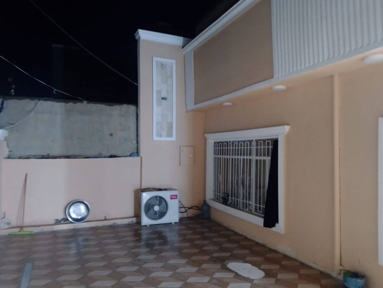 السلام عليكم دار للبيع طابو صرف محموديه حي ١٧ مساحه ٢٣٠م قرب مدرسه المشاعل طابقين بناء ترميم درجه اولى ترميم بياض جديد واجهه وتاسيس مي ومجاري وصحيات سيراميك حديث والارصيه بورسلين السقف صب مسلح وبناء طابوق يحتوي على غرفتين نوم الطابق الثاني وحده والطابق الارضي وحده واستقبال وهول ومطبخ وصحيات ٢ وكراج السعر ١٨٨ وبيه مجال
للاستفسار مراسله الصفحه واتصال على الارقام
***********
***********
