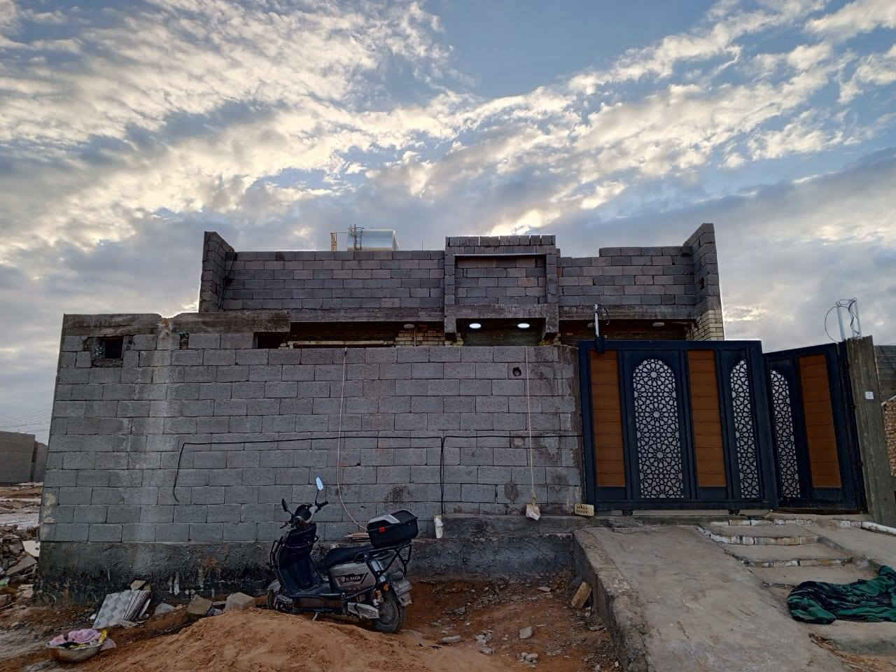 بسم الله............. سعر 120
بيت للبيع 6كيلو  200متر شارع 20مقابل خدمات
بيت كامل قرفتين وصاله ومطبخ ومجمع صحيات داخل وخارج حديقه. تصال عل رقم ***********
