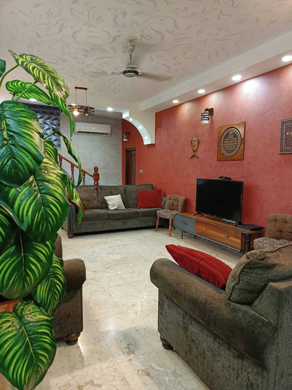 دار للبيع في حي الجزائر شارع المطاعم مساحة 600م²
*********** هذا رقم صاحب البيت 
فرع گصابية لحوم الجزائر ثاني باب على اليسار
