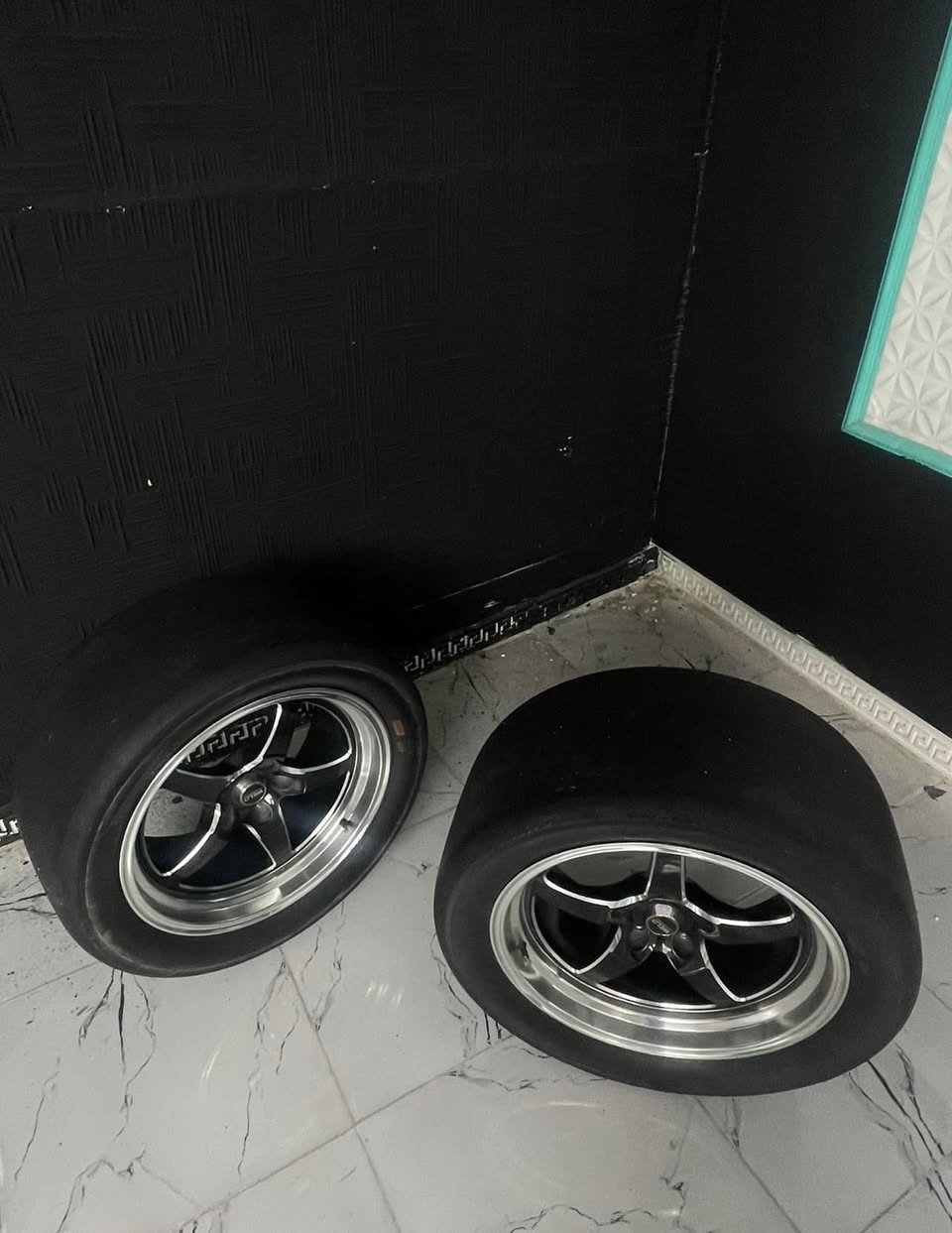 السلام عليكم للبيع 

دبات سود Srt وحده منهن بيها طعجه بس متأثر بشي 230 الف قفل 

زوج ويل ويلد توسايز عليه تاير سلك مال دوس 350 قفل. ينباعن سوه بس 

قبق محرك 5700    65 الف

***********
