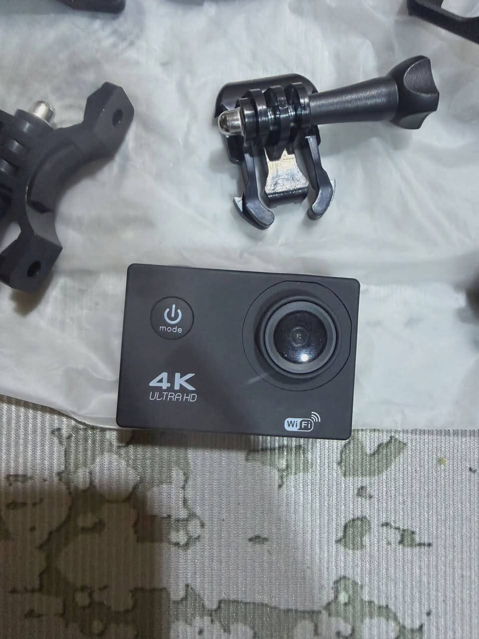 هذه كاميرا أكشن رياضية عامة (Generic Action Camera) مكتوب عليها 4K Ultra HD Wi-Fi، ومن الملصق الخلفي يظهر الموديل AT-C200 مع بطارية ليثيوم 900mAh.تصوير فيديو حتى 4K (غالبًا بدقة فعلية أقل في بعض النسخ الاقتصادية).
اتصال Wi-Fi للتحكم من الهاتف.
شاشة خلفية (غالبًا 2 بوصة).
بطارية 900mAh قابلة للشحن.
تأتي مع قواعد تثبيت للخوذة والدراجة كما يظهر في الصور.
تدعم بطاقة ذاكرة microSD.
اخوان كامرا نضيفه جدا يجي وياها رام 32كيكه 
السعر 40.000 مع التوصيل لجميع المحافظات راسلني واتساب وتدلل هذا رقمي ***********
