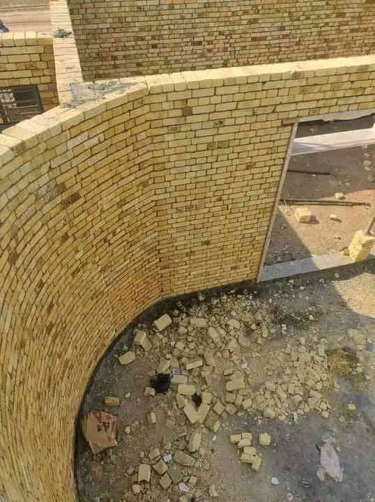 الرزق الحلال يكسر الظهر لكنه يجعلك تعيش مرفوع الرأس" تعني أن كسب الرزق الحلال قد يكون شاقًا ومتعبًا جسديًا (يكسر الظهر)، لكنه يمنح صاحبه كرامة وعزة نفس (مرفوع الرأس)، فلا يضطر للانحناء أو الذل، ويعيش حياة شريفة برغم قلة المال أو صعوبة العمل، على عكس الرزق الحرام الذي قد يكون أسهل لكنه يذل صاحبه، وهذا المعنى شائع في الثقافة العربية والتعاليم الدينية التي تقدس العمل الشريف والعفة، ويشير إلى أن العزة النفس أغلى من أي مال حرام، مشيراً إلى أن الرزق الحلال يرفع صاحبه عند الله، ويجعله مستقيمًا، وهذا المعنى يتوافق مع أقوال علماء كنجيب محفوظ وغيره, ويُنسب هذا المفهوم بشكل متكرر للأديب نجيب محفوظ وأمثال أخرى من الأدباء والمفكرين. صادق البديري شغلي واحد بل يوميه وعل دبل ولماعنده وحاير بي خير ودلل ***********
