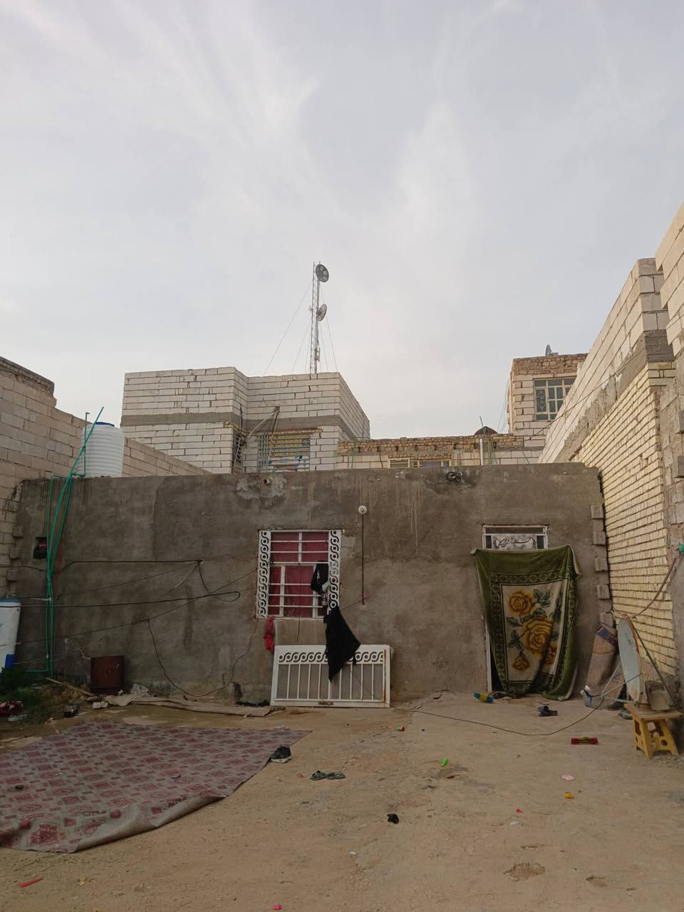 بيت للبيع في حي الرحمة قريب على شارع 20 يبعد 150 متر عن شارع 20 الفرع الثالث من تجي من البوابه بشارع 20 حي الرحمه يصلح حسينيه او مسجد او موكب او بيت دار 200 متر صافي 10 ب 20 الان بيه مشتمل غرفه وصاله ومطبخ وحمام سعر 75 وقابل للتفاوض بخدمتكم
هاتف ‏‪0770 050 7070‬‏
