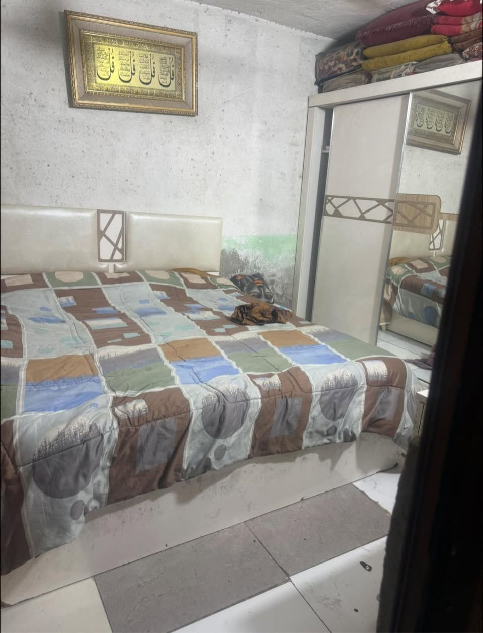 السلام عليكم هاذ بيت للايجار موقعه بغداد العماري شارا المدارس بيت بي غرفتين واستقبال وخدماته متوفره سعر الايجار 250   للأستفسار ***********
