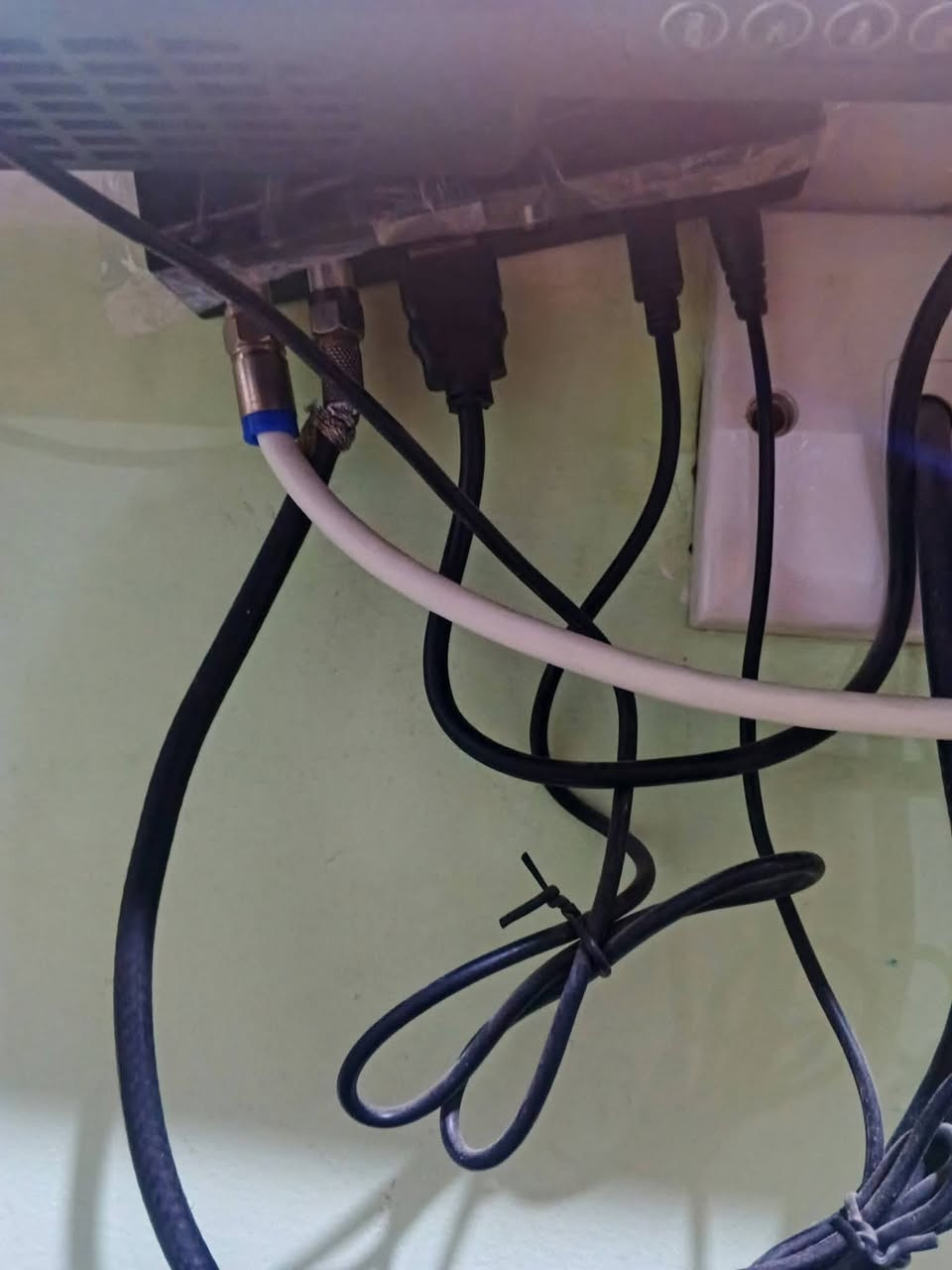 جهاز الرابعه مخلص اشتراك للبيع كارتونه و غراضه كلهن موجودات حتى الواير و الاريل مكاني بغداد الشعب ***********
