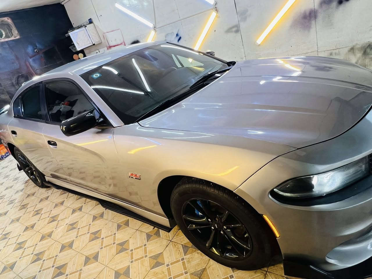 سلام عليكم
چارجر موديل 2015 رقم قادسيه بسمي سنويه جديده

ماشيه 100 عليهه ادامه كامله جاهزه السياره من كلشي

مكينه 3600   بيهه صبغات ابيع احزام  سبب الصبغ چان

عليهه إضافه وأي بدي  ورجعناهه عل بلاد ف لذالك سبب

صبغنه مكاناتهن بدون معجون بس رش

رايديها ب160 وبيهه مجال قليل  مكان السياره دوانيه 

مهناويه ***********
